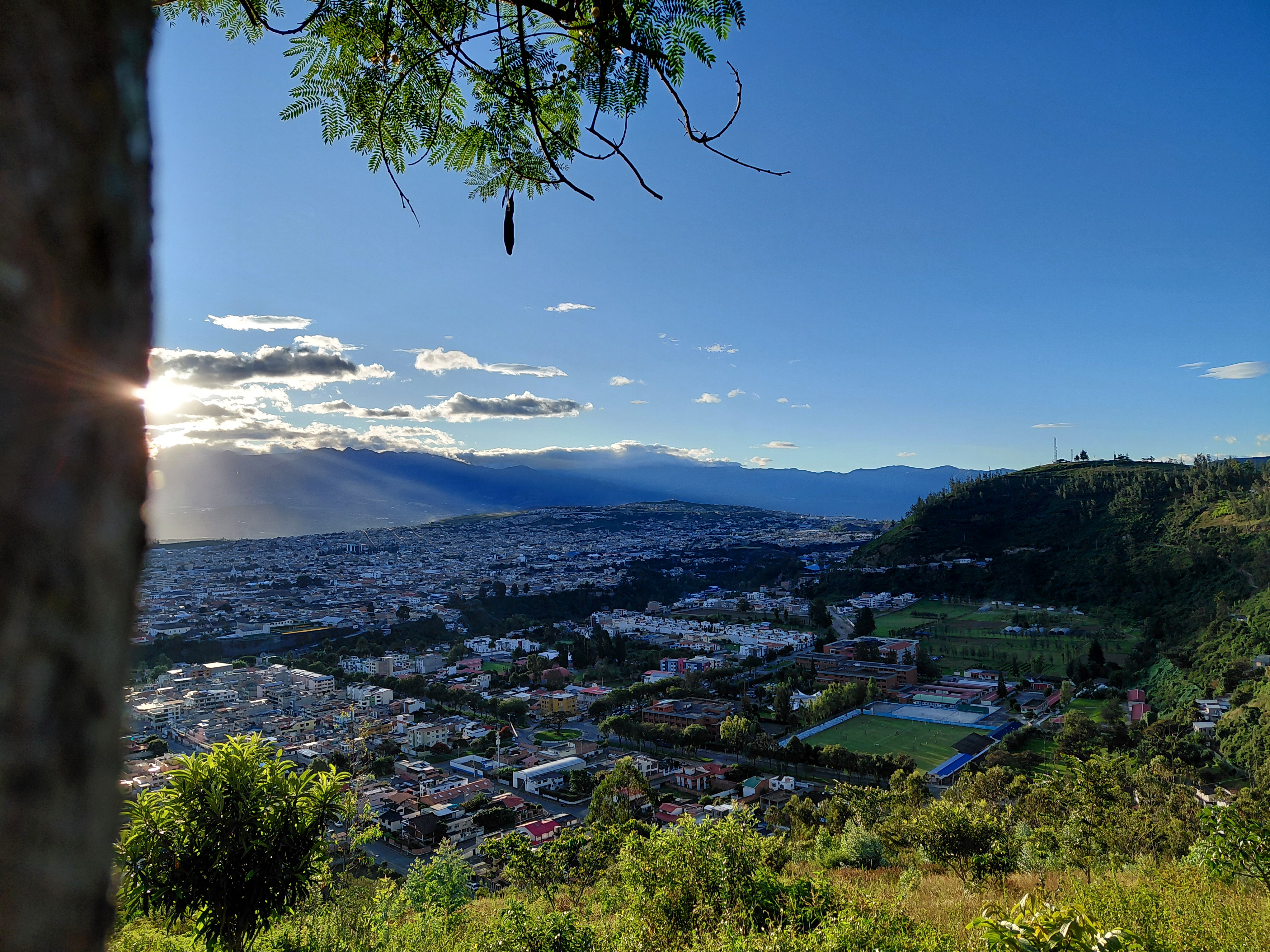 Paisaje con cielo azul